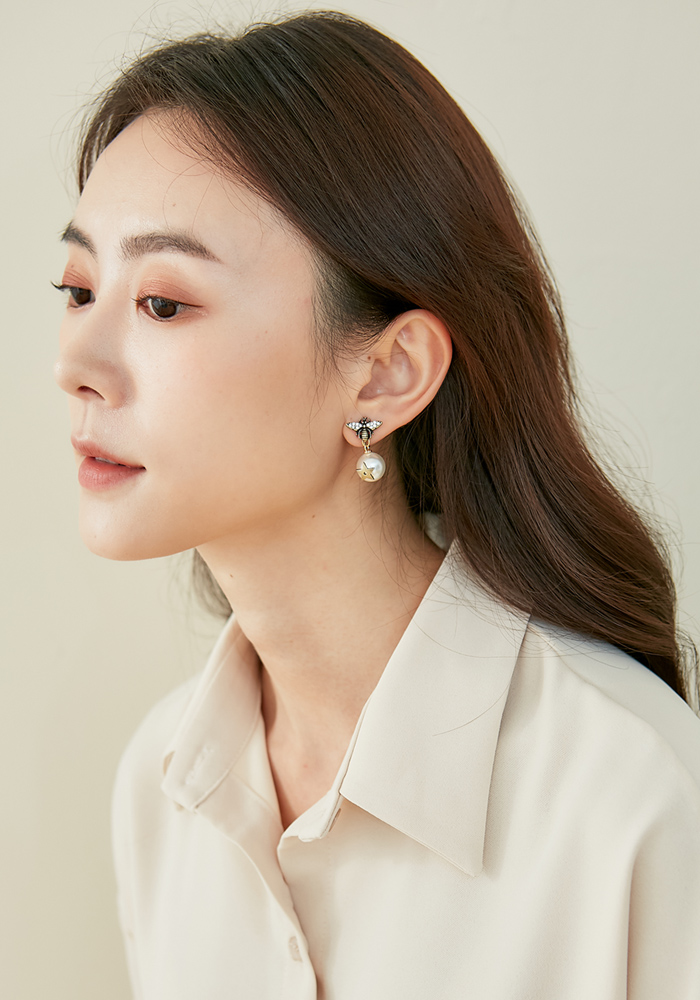 Eco安珂飾品,韓國飾品,韓國耳環,耳夾式耳環,不對稱耳環,華麗耳環,蜜蜂珍珠耳環,珍珠耳環