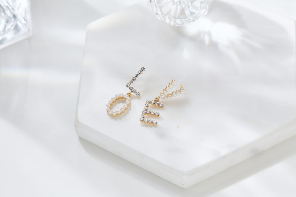 Eco安珂飾品，韓國耳環，夾式耳環，字母耳環，LOVE耳環，珍珠耳環