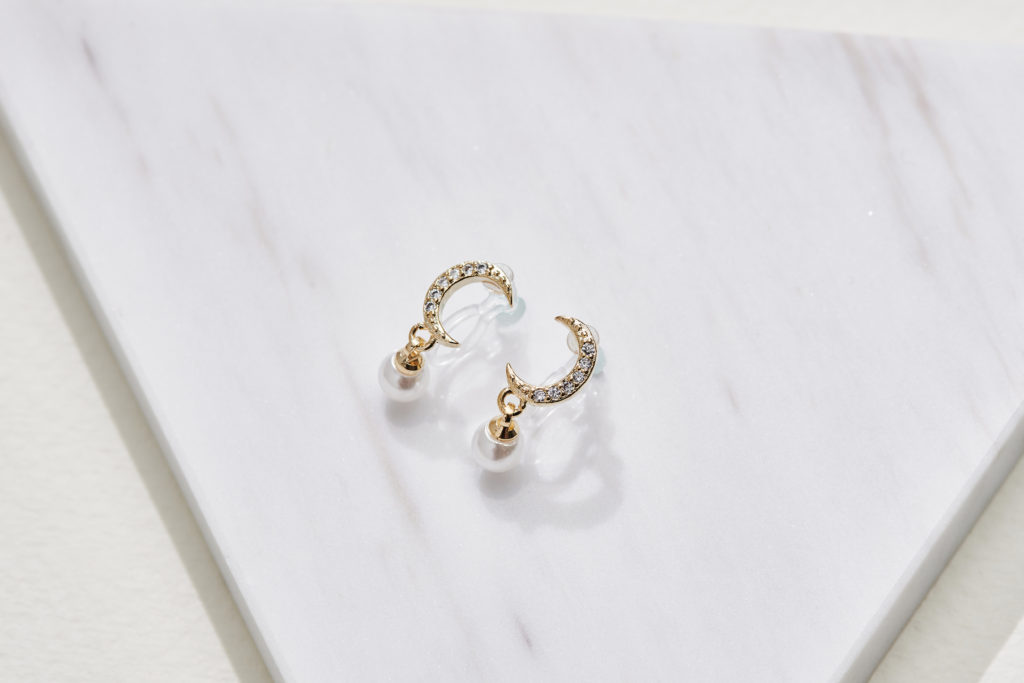 Eco安珂飾品,韓國飾品,韓國耳環,不對稱耳環,珍珠飾品,珍珠耳環,月亮飾品,貼耳耳環