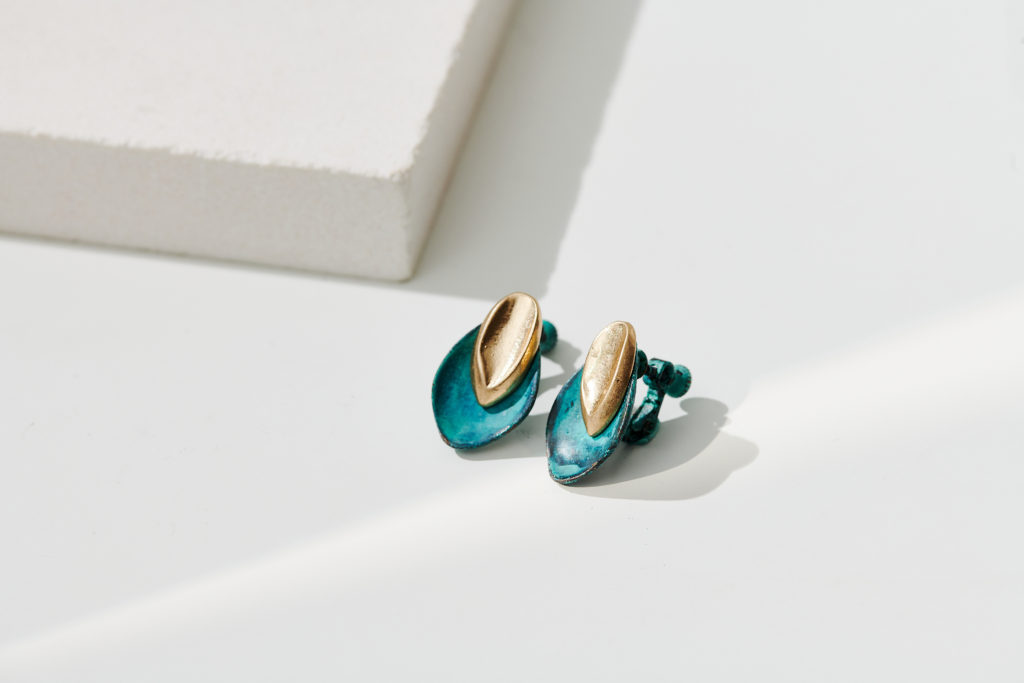 Eco安珂飾品,韓國耳環,夾式耳環,2020PANTON色,藍色飾品,藍色耳環,藍色穿搭,貼耳耳環
